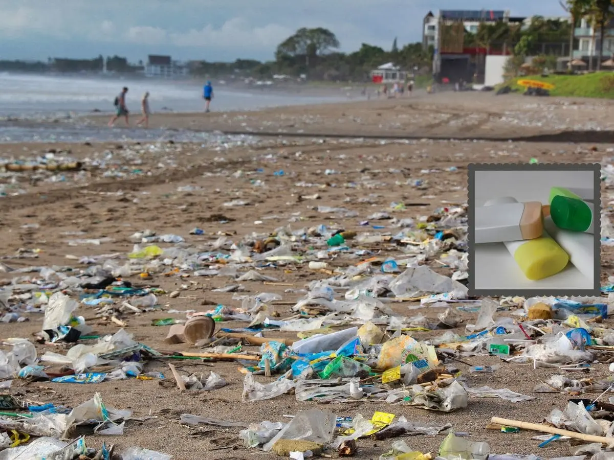 Strand mit Plastik-Abfall